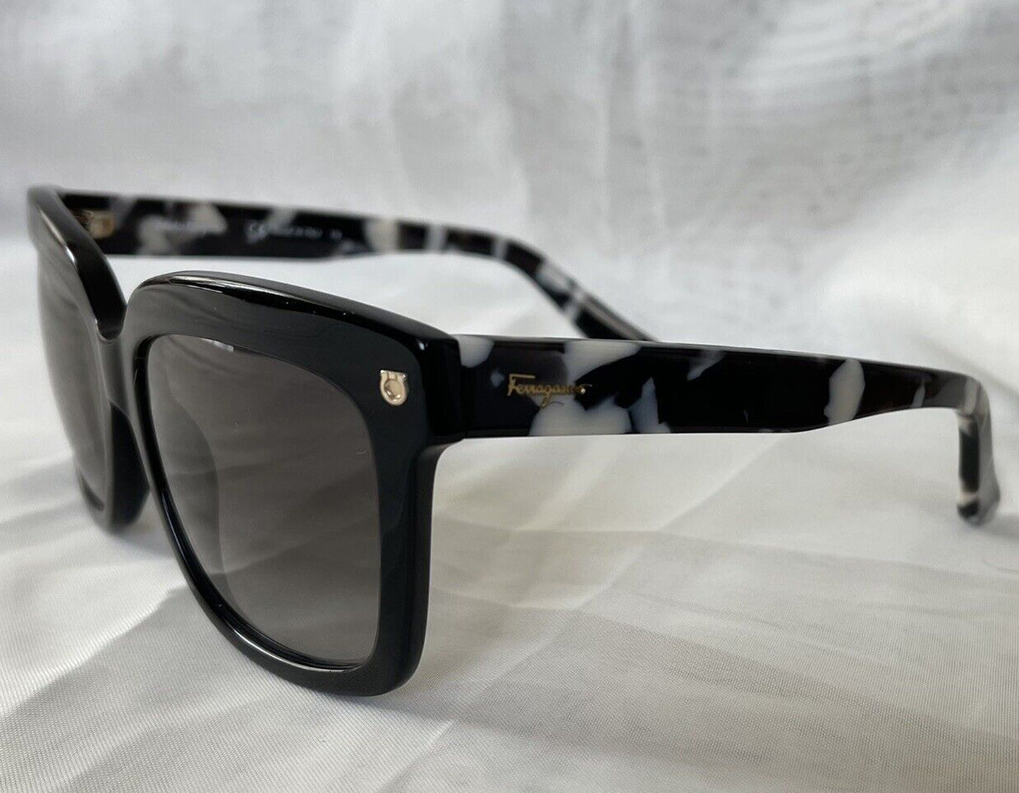 Salvatore Ferragamo SF676S-001-55 55mm